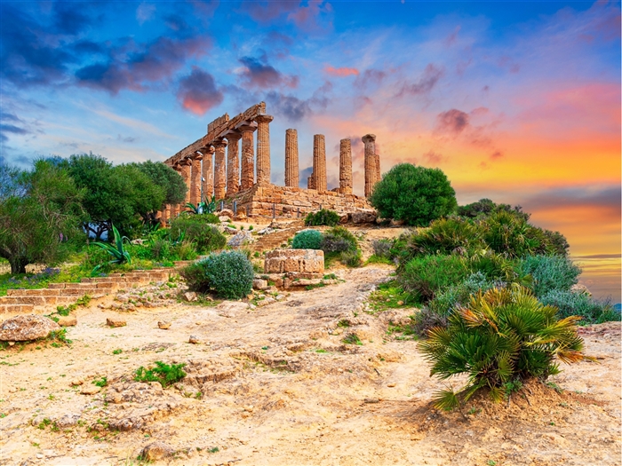 <img src="agrigento,valleyofthetemple©shutterstock.jpeg" alt="Agrigento ©Shutterstock"/>