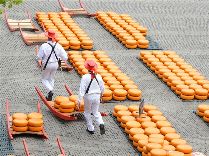 <img src="alkmaarcheesemarket2©shutterstock.jpeg" alt="Alkmaar Cheese Market ©Shutterstock"/>