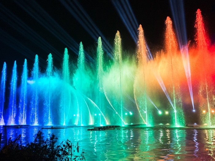 <img src="blenheimpalacelighttrail1©blenheim.jpeg" alt="Blenheim Festive Light Trail ©Blenheim"/>