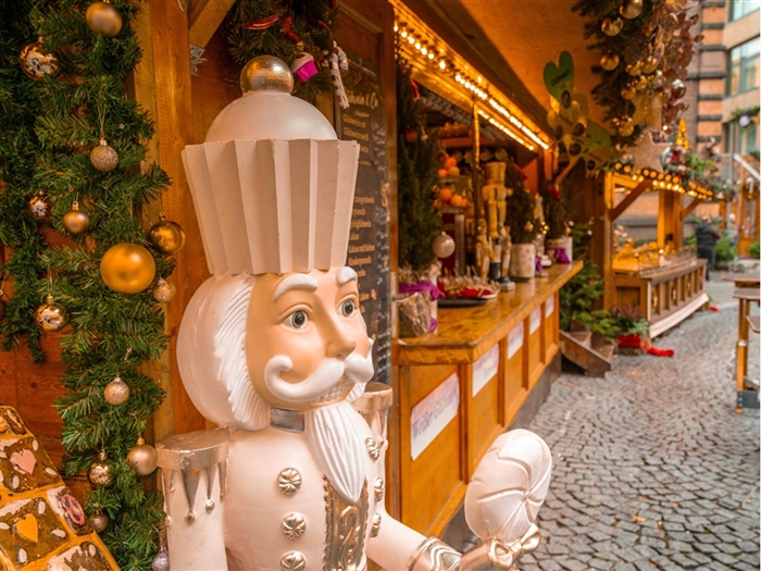 <img src="bonnchristmasmarket1©shutterstock.jpeg" alt="Bonn Christmas Market ©Shutterstock"/>