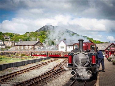 <img src="ffestiniograilway1©shutterstock.jpeg" alt="Ffestiniog Railway ©Shutterstock"/>