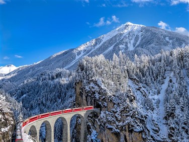 <img src="glacierexpress1©shutterstock.jpeg" alt="Glacier Express ©Shutterstock"/>