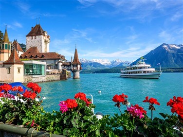 <img src="lakethun©shutterstock.jpeg" alt="Lake Thun ©Shutterstock"/>