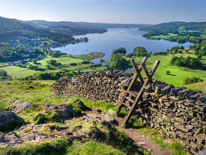 <img src="lakewindermere3©shutterstock.jpeg" alt="Lake Windermere ©Shutterstock"/>
