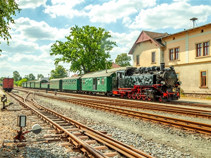 <img src="lossnitzgrundbahn1©adobestock.jpeg" alt="Lossnitzgrundbahn ©AdobeStock"/>