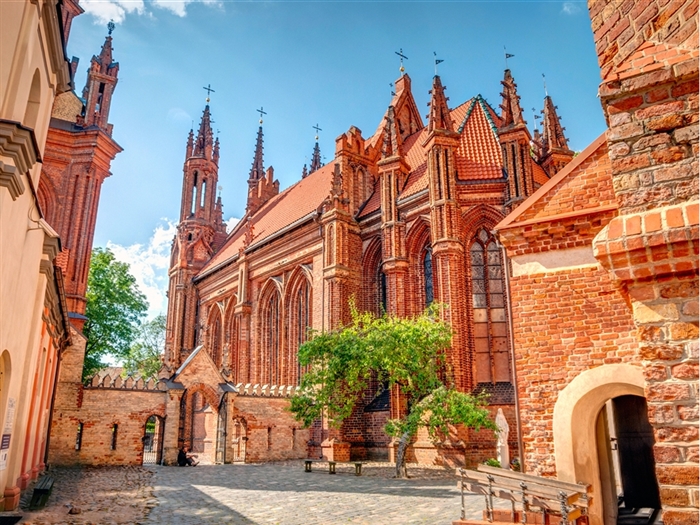 <img src="st.anne'schurch,vilnius,lithuania©shutterstock.jpeg" alt="Vilnius ©Shutterstock"/>