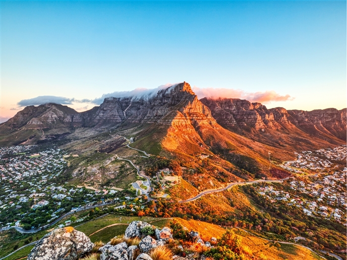 <img src="tablemountain1©shutterstock.jpeg" alt="Table Mountain ©Shutterstock"/>