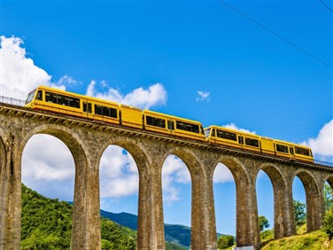 <img src="trainjaune1©shutterstock.jpeg" alt="Train Jaune"/>