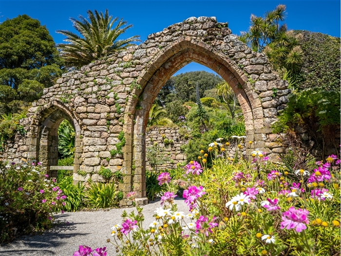 <img src="trescoabbeygarden1©shutterstock.jpeg" alt="Tresco Abbey Garden ©Shutterstock"/>