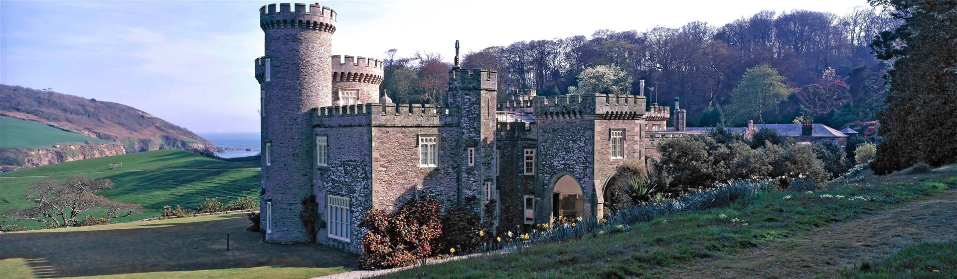 <img src="caerhays_castle©shutterstock.jpeg" alt="Caerhays Castle"/>