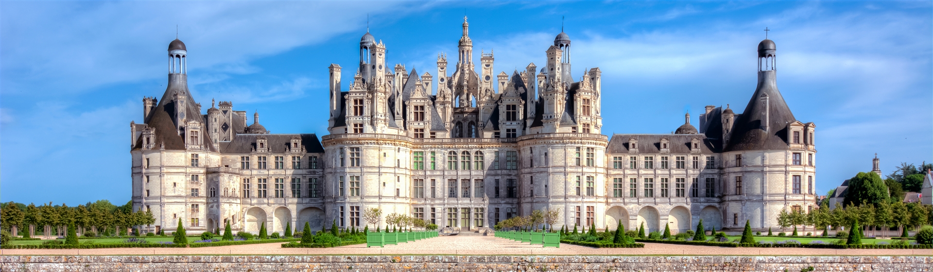 <img src="chateauchambord1©adobestock.jpeg" alt="Château de Chambord ©AdobeStock"/>