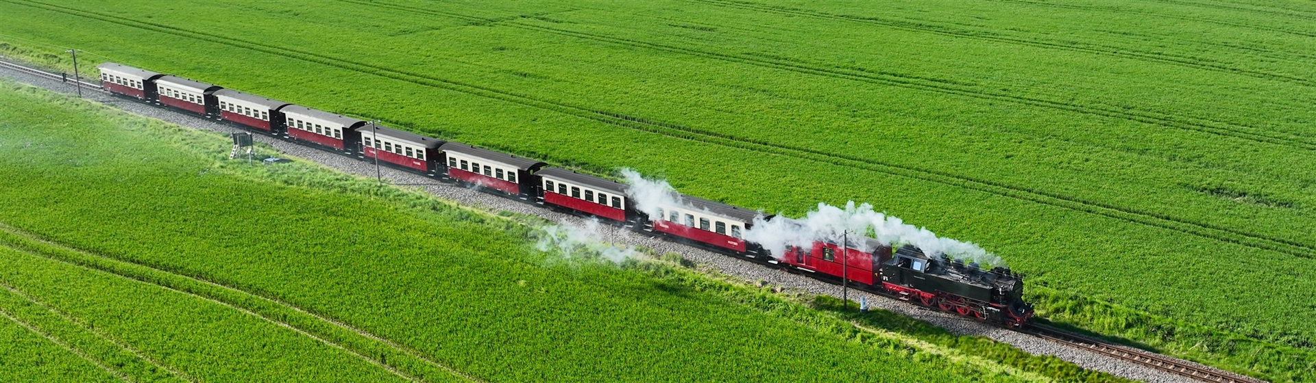 <img src="mollisteamrailway6©shutterstock.jpeg" alt="Molli Steam Railway"/>