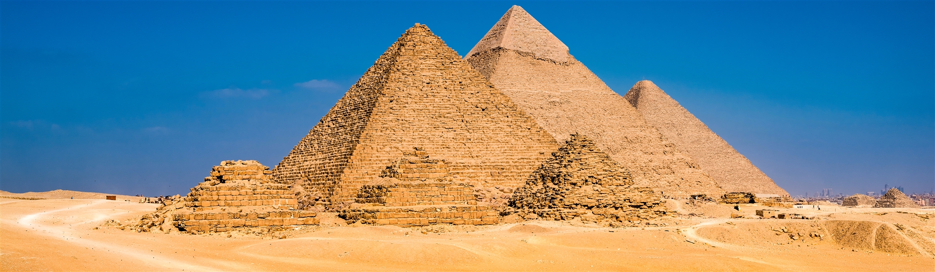 <img src="pyramidsofgiza1©gunteralbers.jpeg" alt="Pyramids of Giza ©Gunter Albers"/>