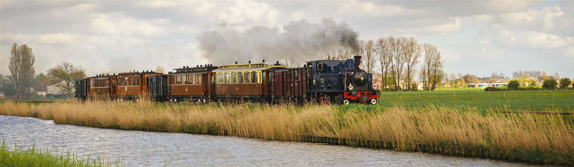 <img src="steamtrainatmedemblik1©shutterstock.jpeg"  alt="Steam Train at Medemblik" />