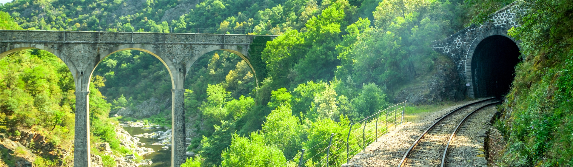 <img src="vivaraisrailway5©adobestock.jpeg" alt="Vivarais Railway ©AdobeStock"/>