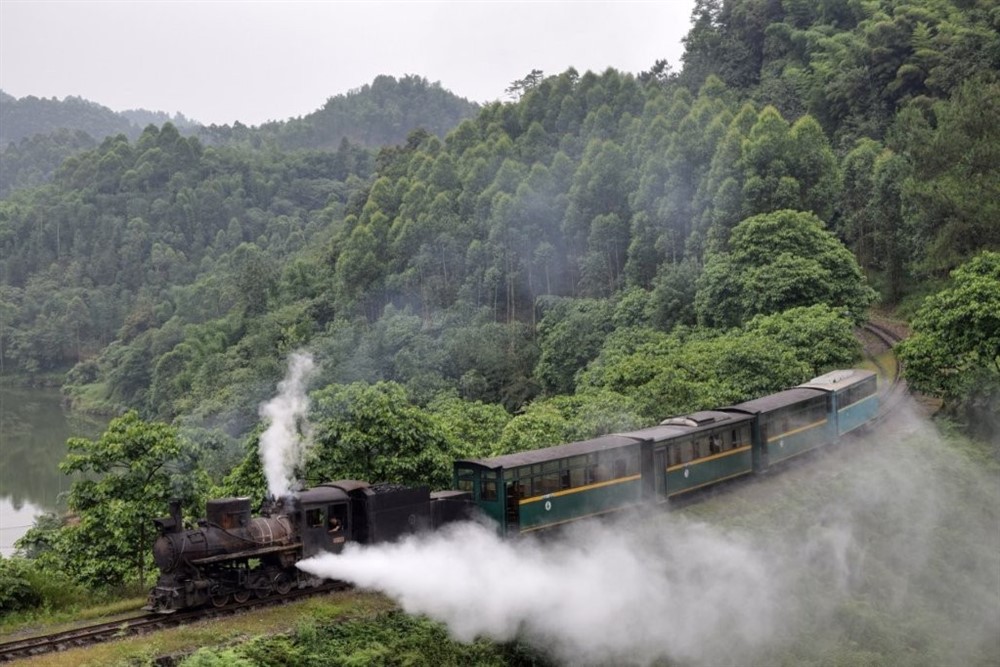 Jiayang Steam train © Shutterstock
