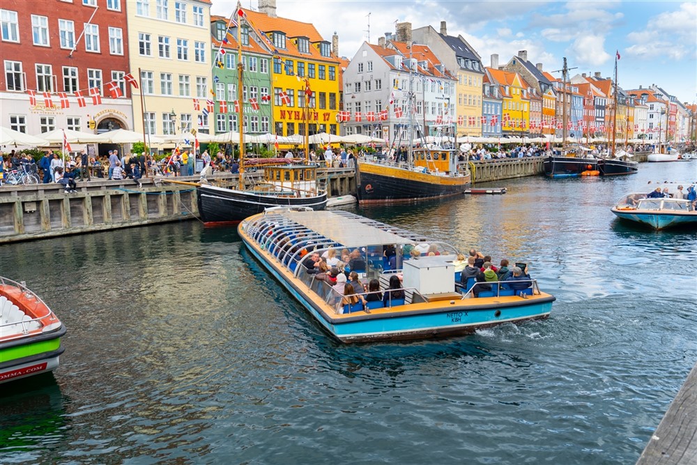 Copenhagen canal boat tour © Shutterstock