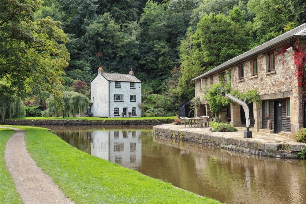 Brecon & Monmouthshire Canal ©Shutterstock