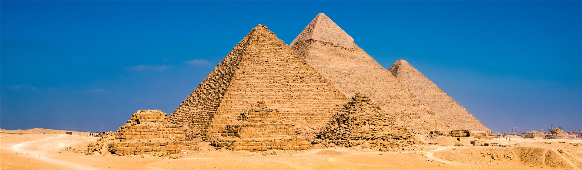 <img src="pyramidsofgiza1©gunteralbers.jpeg" alt="Pyramids of Giza ©Gunter Albers"/>